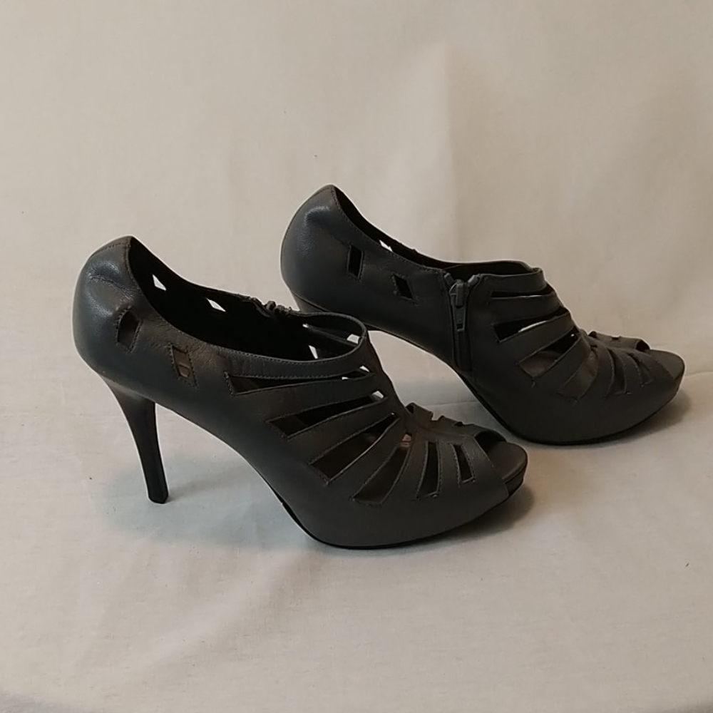 Pumps - Picture 2 of 7